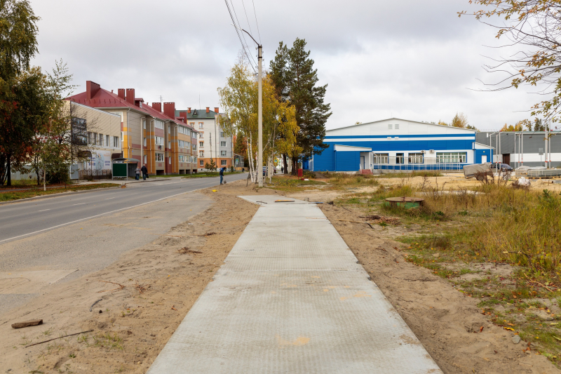 В Югорске продолжается обустройство новых тротуаров