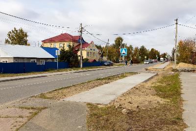 В Югорске продолжается обустройство новых тротуаров