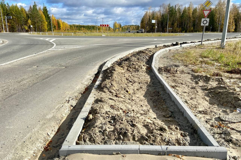 В Югорске продолжается обустройство новых тротуаров