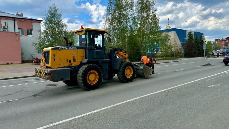 В Югорске продолжаются работы по ямочному ремонту дорог