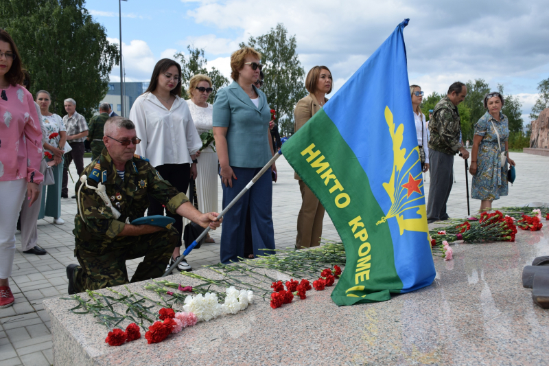 В Югорске состоялось торжественное собрание в честь Дня воздушно-десантных войск