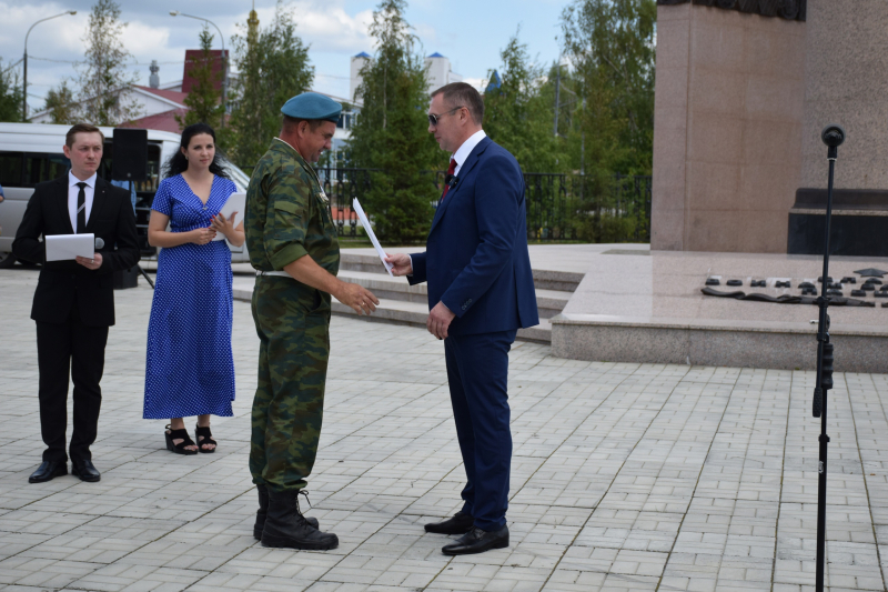 В Югорске состоялось торжественное собрание в честь Дня воздушно-десантных войск