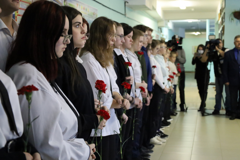В школе №5 в мкр. Югорск-2 открыли «Парту памяти» в честь Сергея Костенко